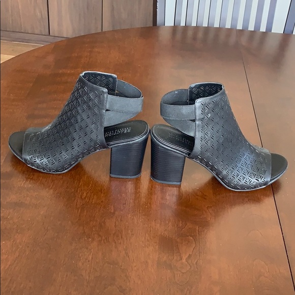 ***SOLD***REACTION Kenneth Cole - Picture 4 of 8